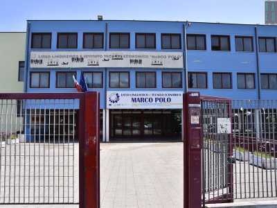 Il Marco Polo, istituto tecnico economico e linguistico  tanto blu che i residenti lo chiamano la �scuola dei puffi�